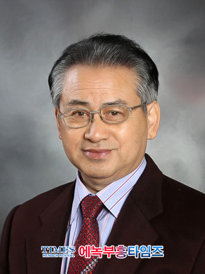 문학가 知泉 박 대산(朴大山) 목사의 성시- 폭포 앞에서