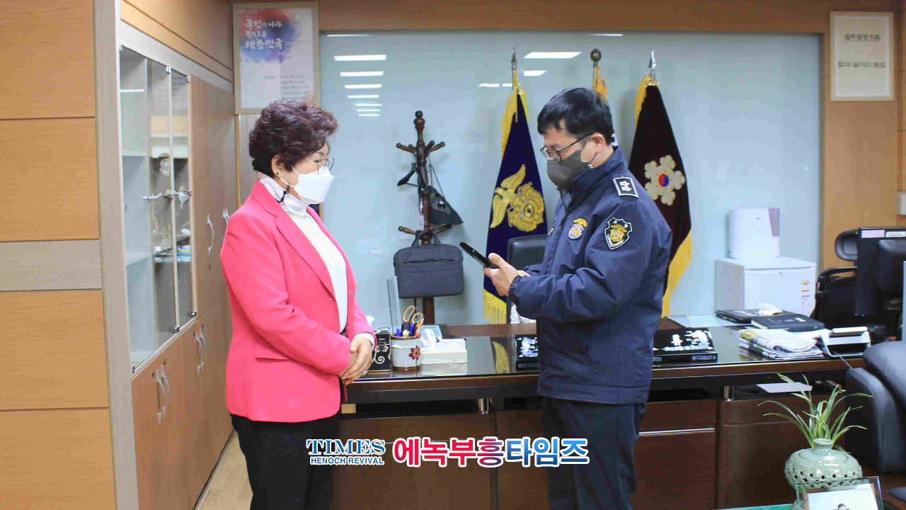 청송교도소 코로나19 발생후 2년만에 예배드리고 조에교정선교회 대표 유순옥목사에게 법무부 감사패 전달해.