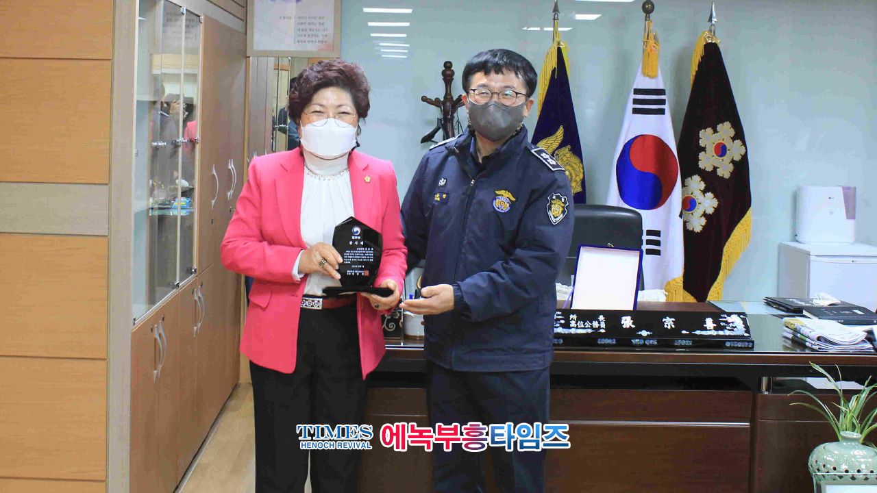 청송교도소 코로나19 발생후 2년만에 예배드리고 조에교정선교회 대표 유순옥목사에게 법무부 감사패 전달해.