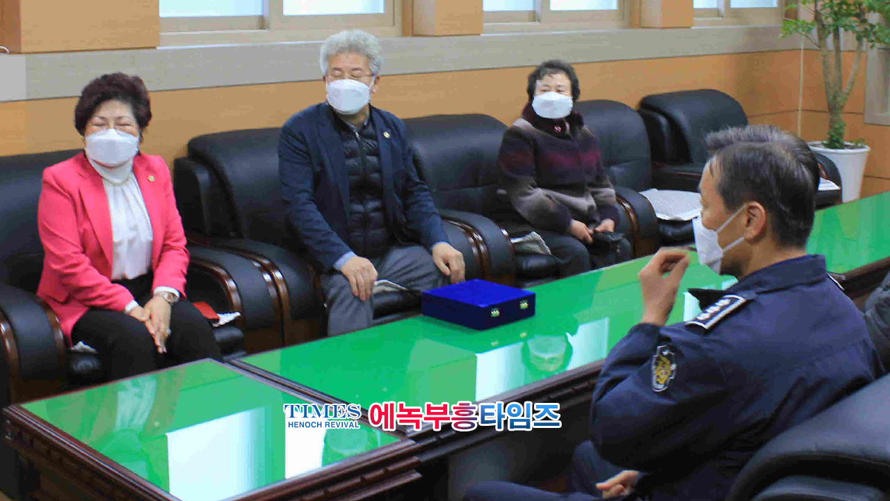 청송교도소 코로나19 발생후 2년만에 예배드리고 조에교정선교회 대표 유순옥목사에게 법무부 감사패 전달해.