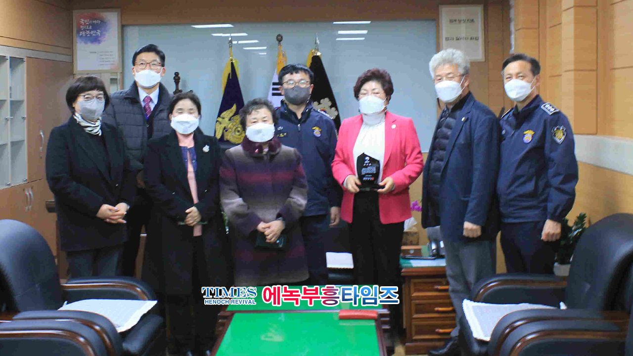 청송교도소 코로나19 발생후 2년만에 예배드리고 조에교정선교회 대표 유순옥목사에게 법무부 감사패 전달해.