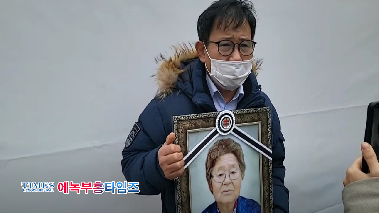 속보) 코로나19진상규명시민연대, 서울시의화앞에 코로나백신 자영업희생자 국민 추모 합동분향소 설치해.
