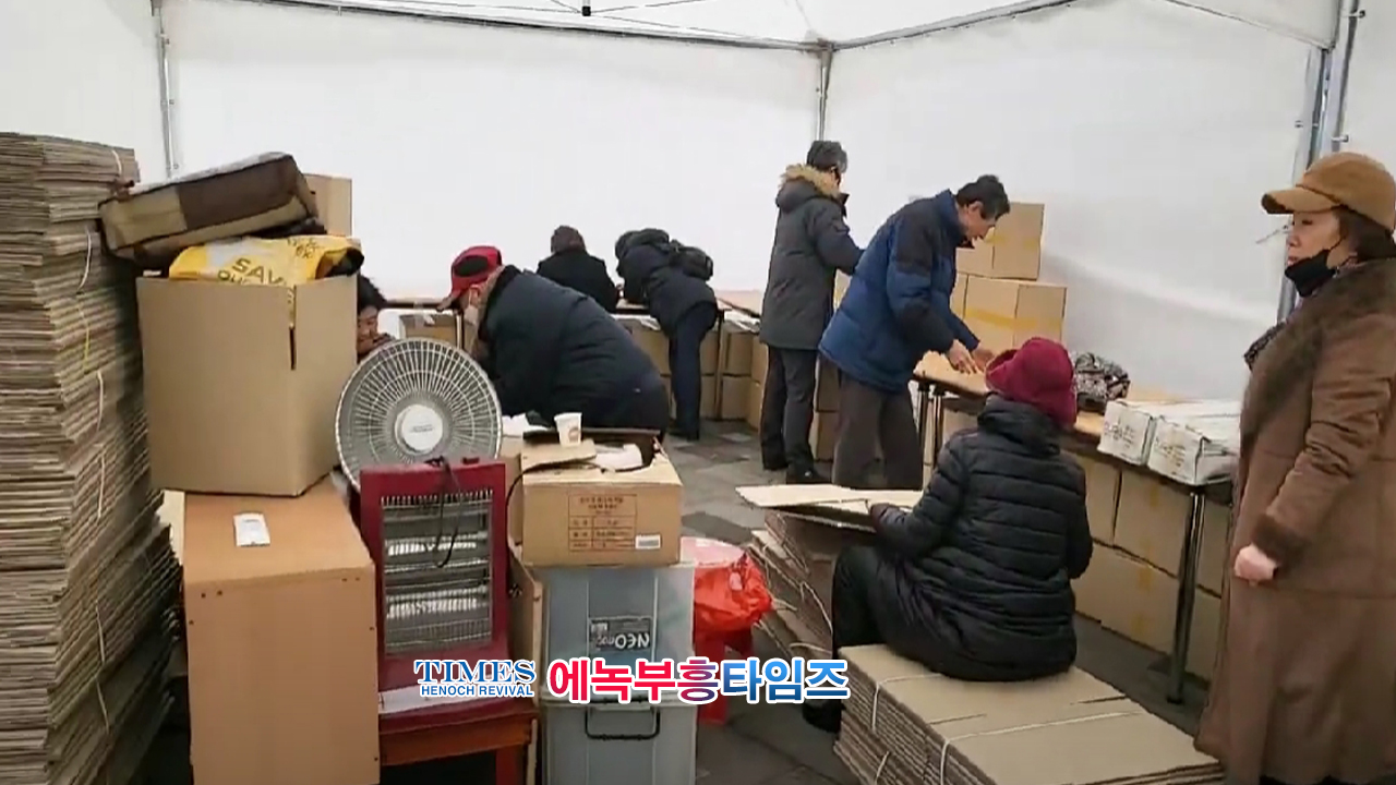 속보) 코로나19진상규명시민연대, 서울시의화앞에 코로나백신 자영업희생자 국민 추모 합동분향소 설치해.