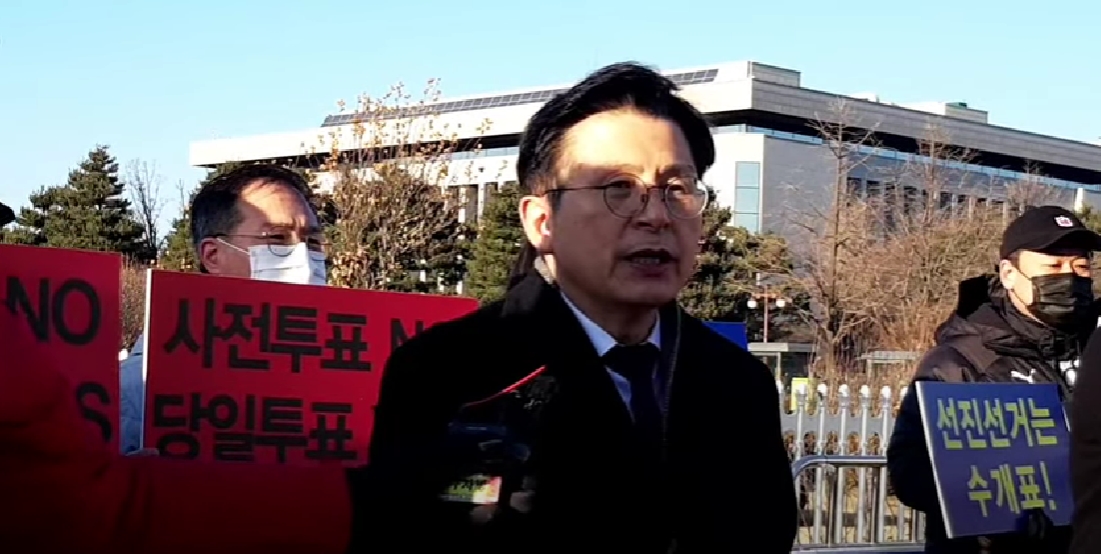 황교안 대표, 투표관리관 피위촉기관인 총 3873개 기관에 "투표관리관의 개인도장 사용 준수 촉구" 공문을 발송해.