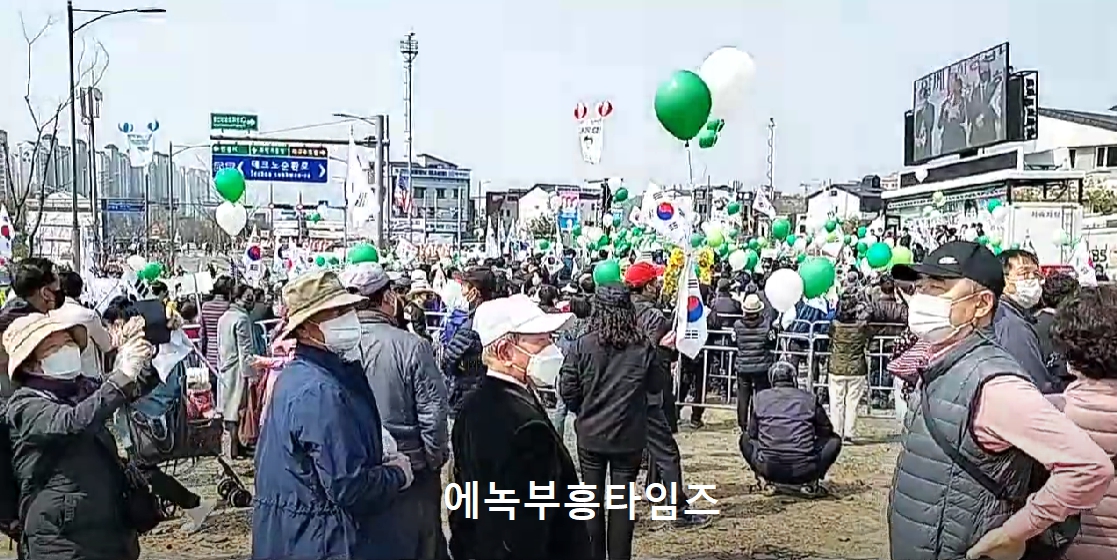 박근혜 전대통령 귀향에 전국에서 온 엄청난 환영인파 몰려와 축하해줘.
