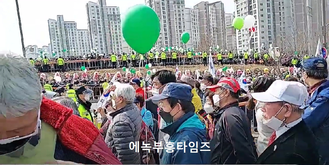 박근혜 전대통령 귀향에 전국에서 온 엄청난 환영인파 몰려와 축하해줘.