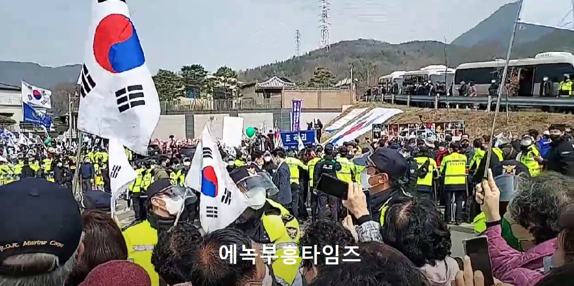 박근혜 전대통령 귀향에 전국에서 온 엄청난 환영인파 몰려와 축하해줘.