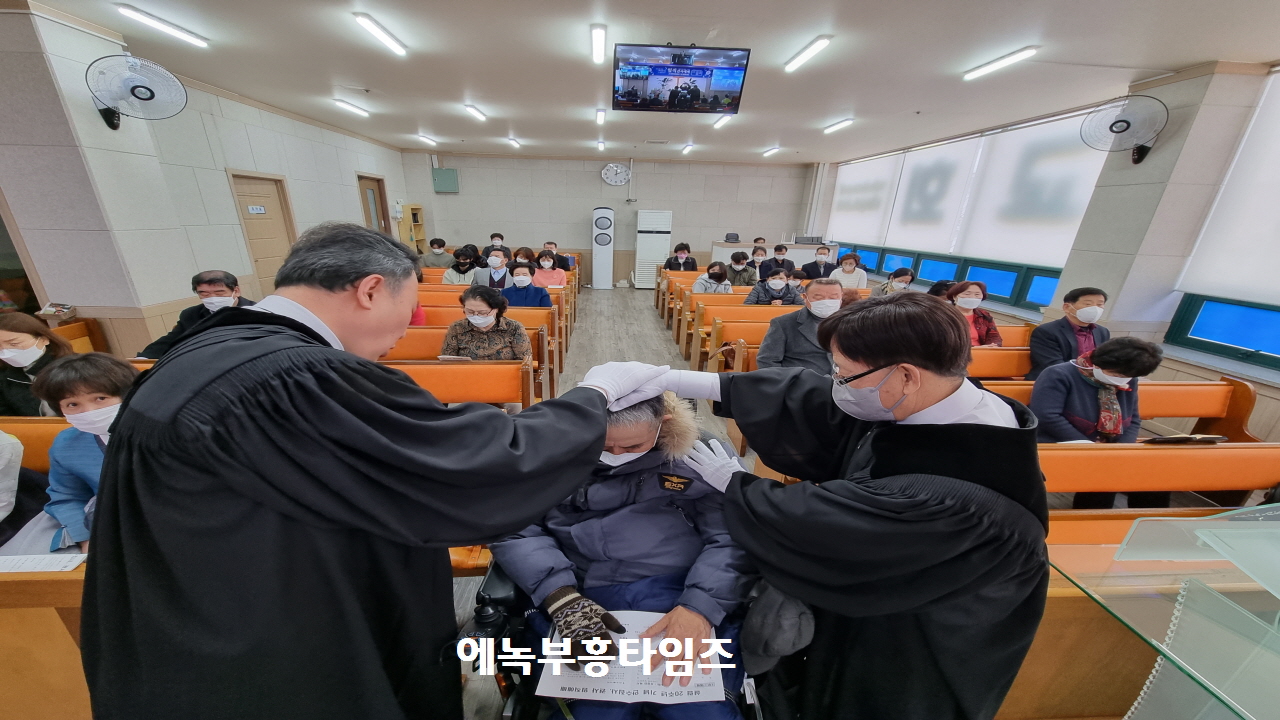 시온교회, 교회설립 20주년을 맞아 안수집사, 권사 임직식 가져.