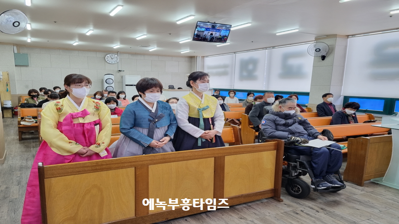 시온교회, 교회설립 20주년을 맞아 안수집사, 권사 임직식 가져.