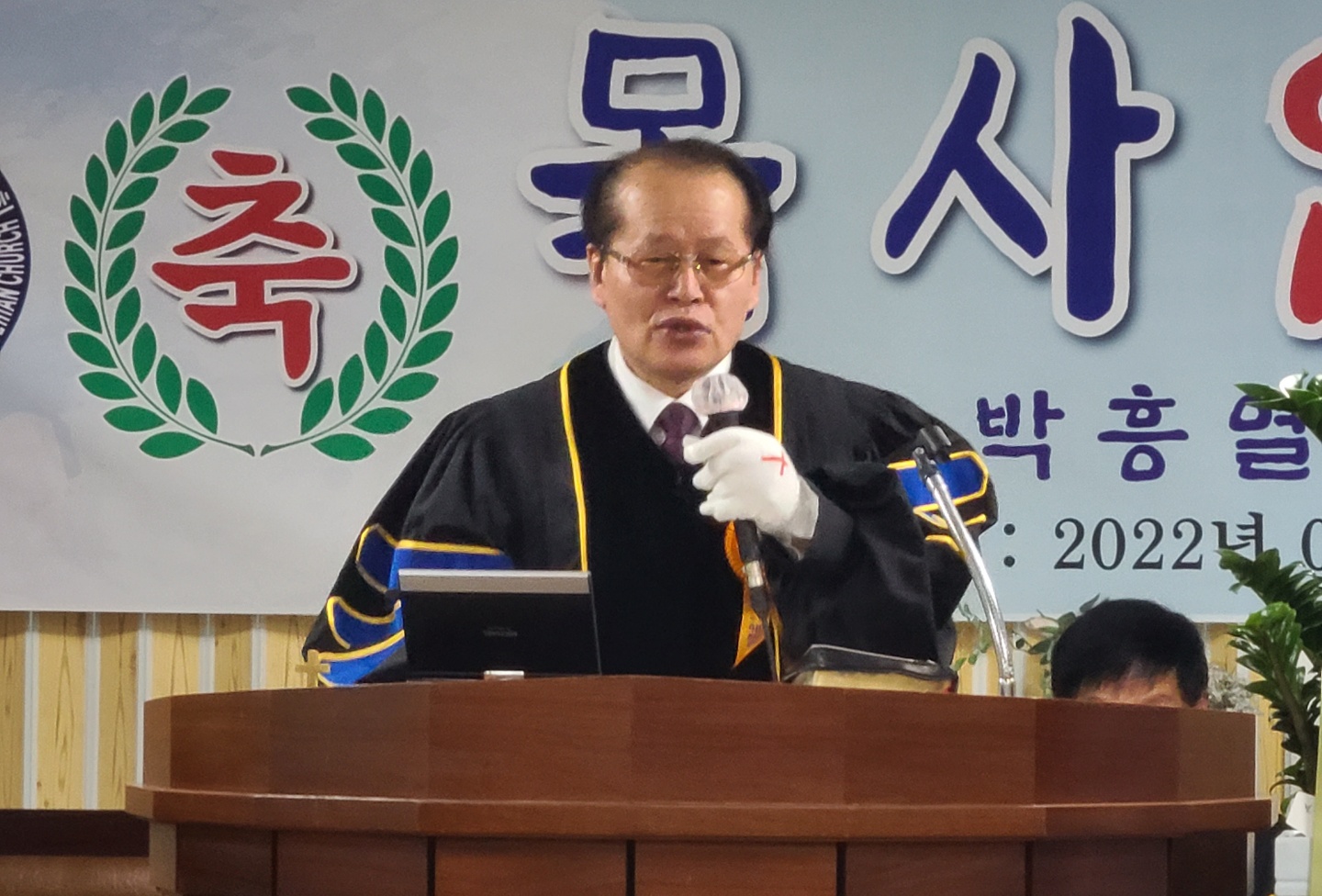 예장(헤브론)총회 3개 노회연합 목사안수식 가져.