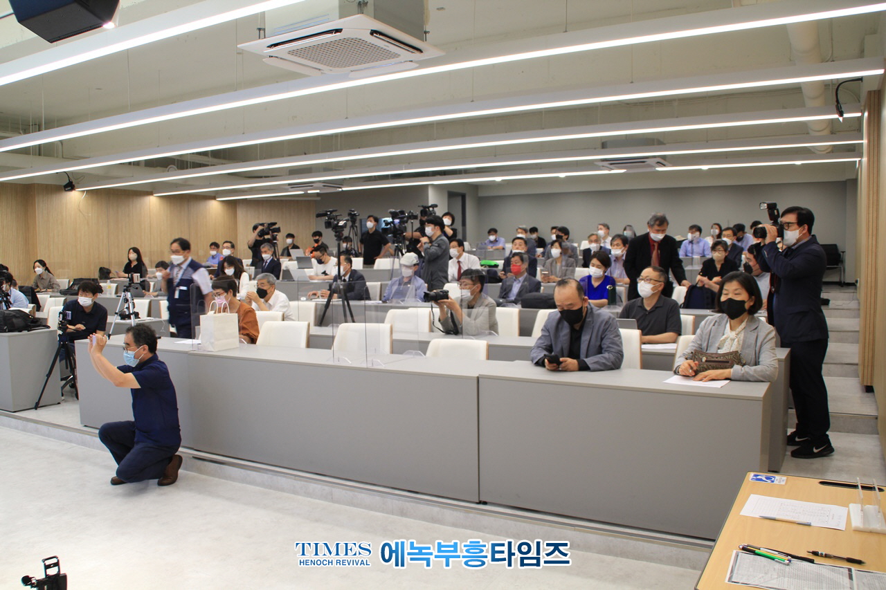 17개 신학대학 517명 전국대학 교수들의 성명서 발표및 기자회견서 차별금지법은 인간과 가정과 사회를 근본적으로 위협한다고 밝혀.