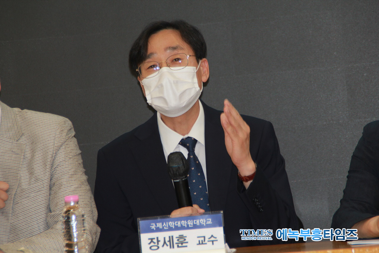 17개 신학대학 517명 전국대학 교수들의 성명서 발표및 기자회견서 차별금지법은 인간과 가정과 사회를 근본적으로 위협한다고 밝혀.