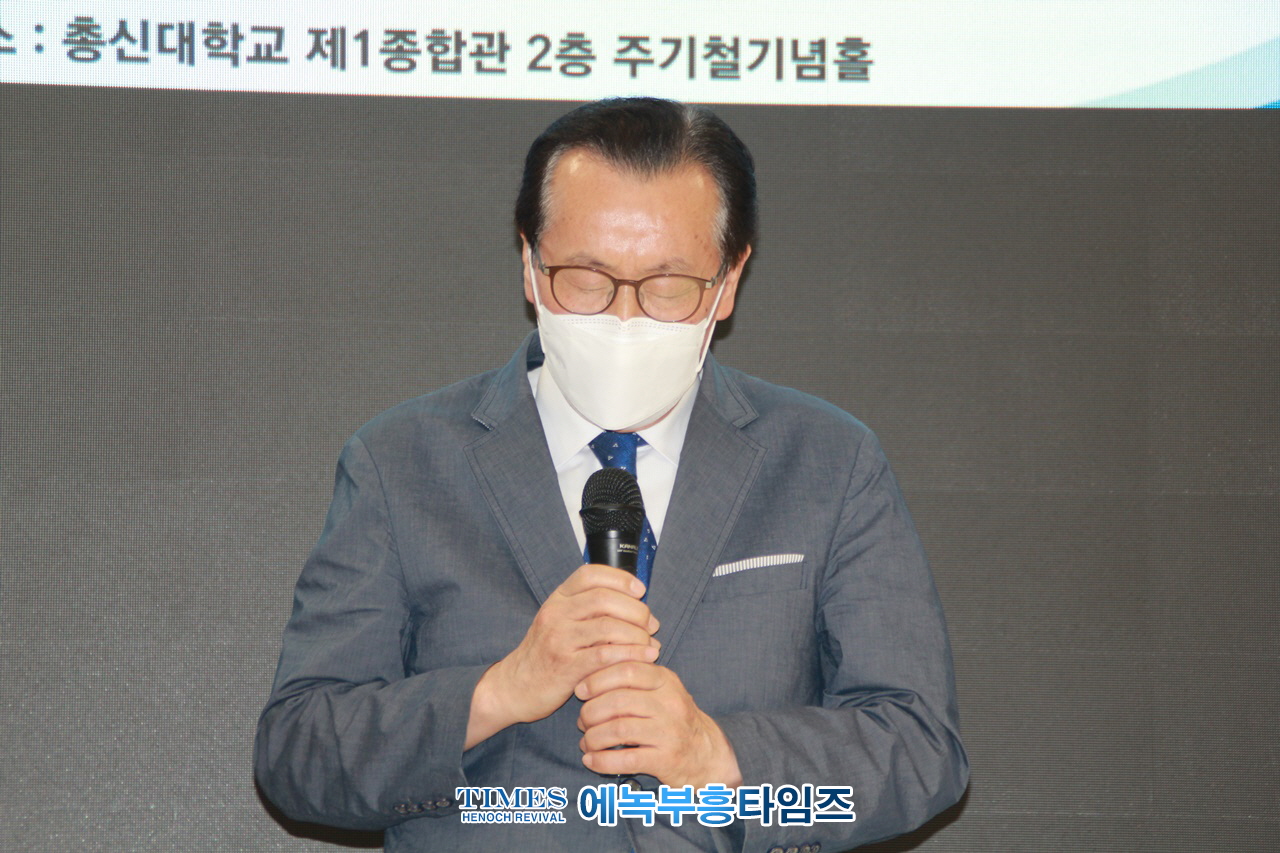 517명 전국 17개 신학대학 교수들, 포괄적 차별금지법안과 평등 법안을 반대하며 성명서내고 기자회견해.