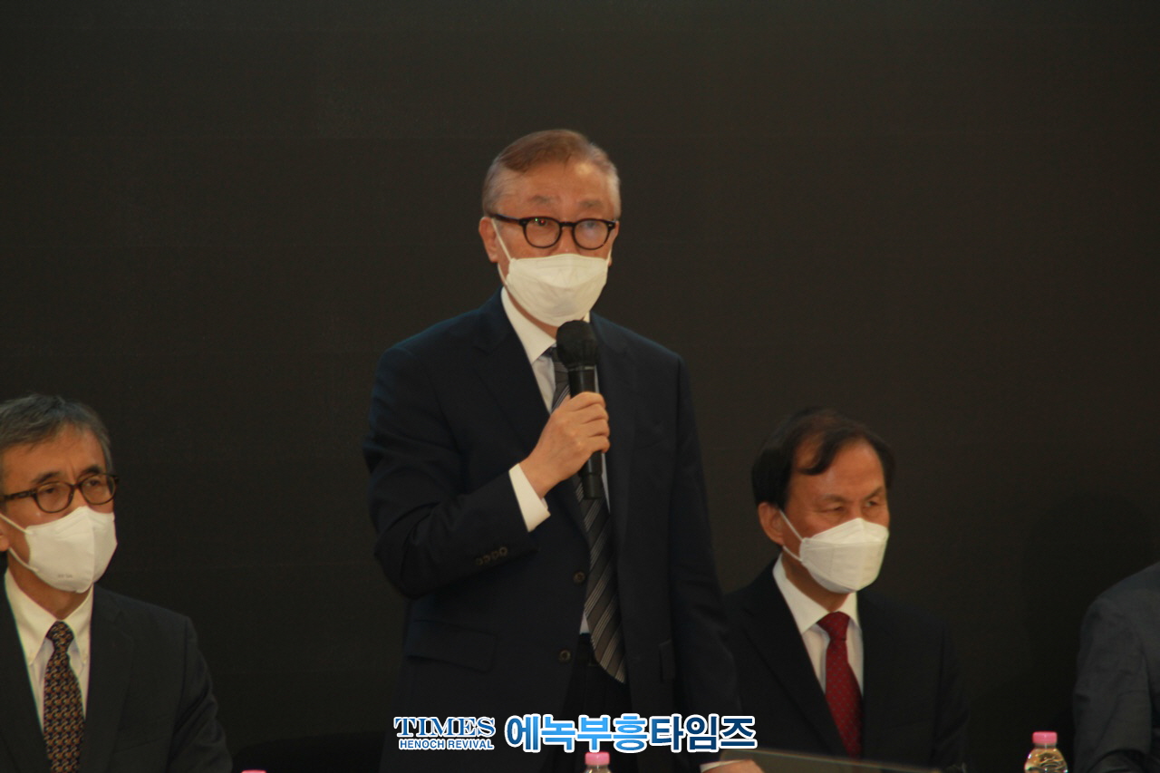517명 전국 17개 신학대학 교수들, 포괄적 차별금지법안과 평등 법안을 반대하며 성명서내고 기자회견해.