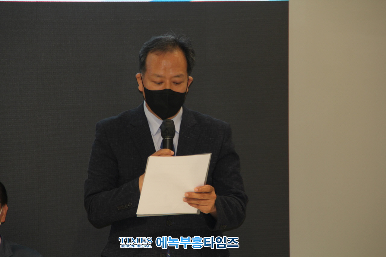 517명 전국 17개 신학대학 교수들, 포괄적 차별금지법안과 평등 법안을 반대하며 성명서내고 기자회견해.