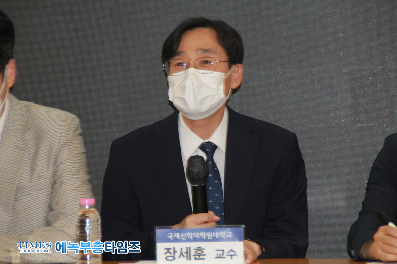 517명 전국 17개 신학대학 교수들, 포괄적 차별금지법안과 평등 법안을 반대하며 성명서내고 기자회견해.