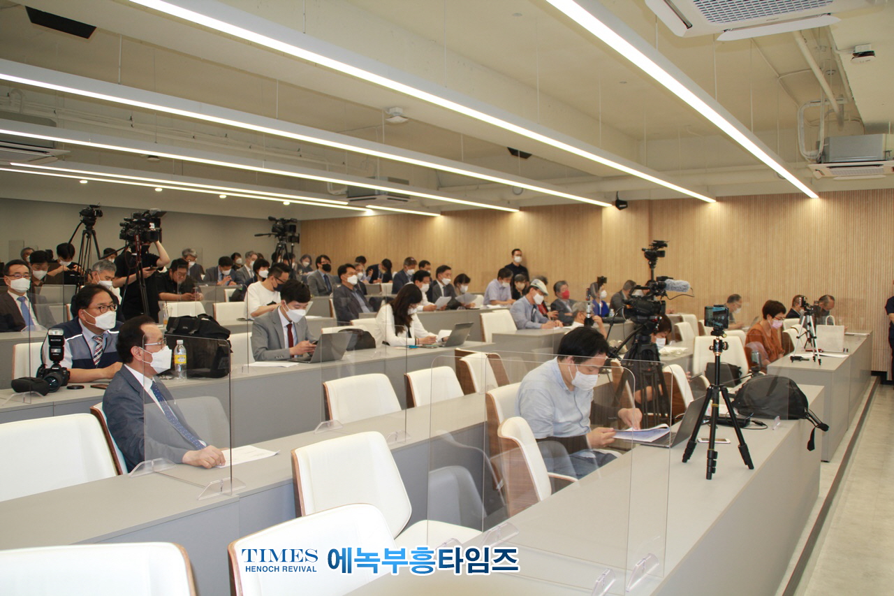 517명 전국 17개 신학대학 교수들, 포괄적 차별금지법안과 평등 법안을 반대하며 성명서내고 기자회견해.