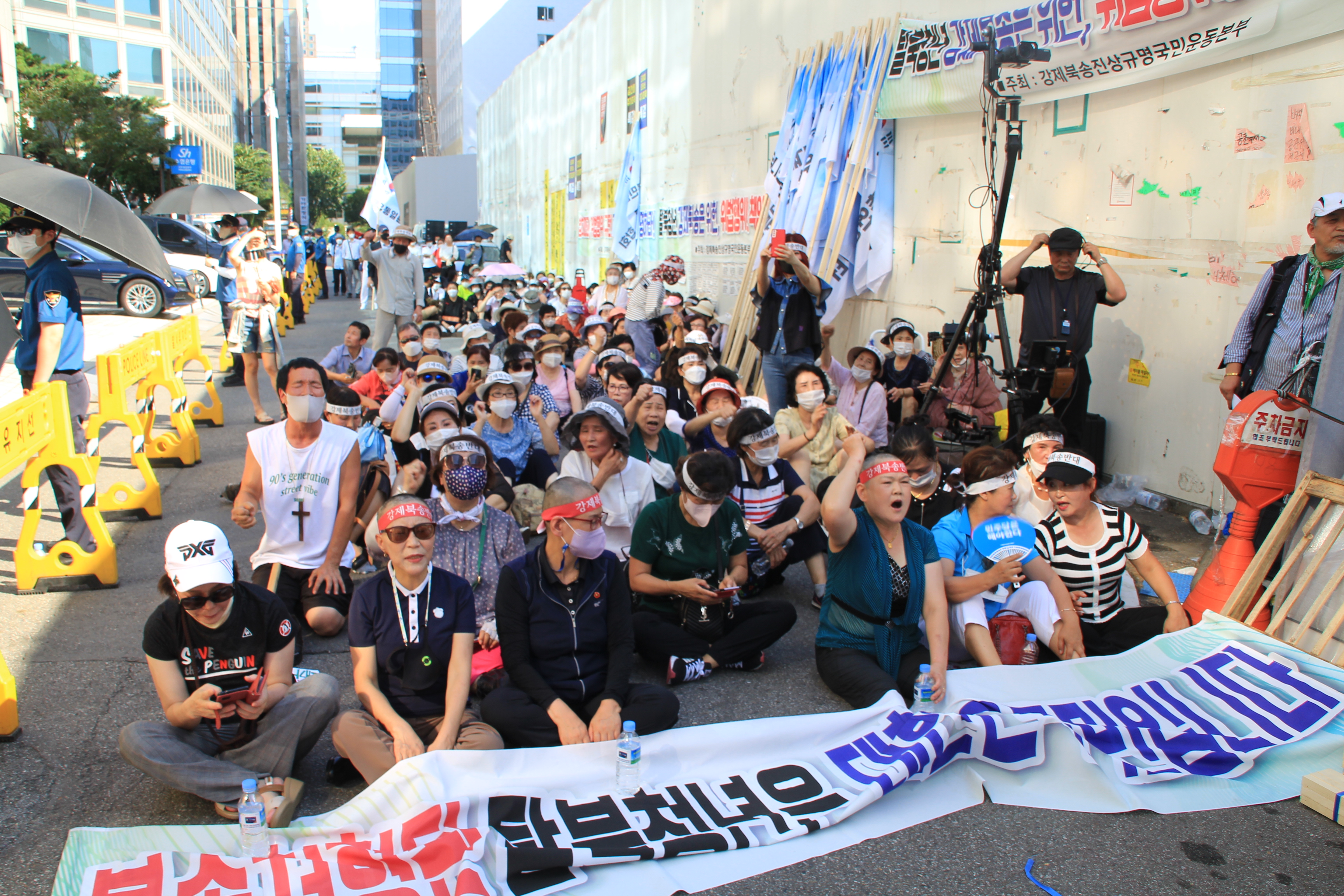 강제북송진상규명국민운동본부 외 80여 단체들, 더불어민주당사에 모여 강제 북송 대국민 규탄 집회열고, 성명서와 윤석열대통령께 공개서한 발표해..