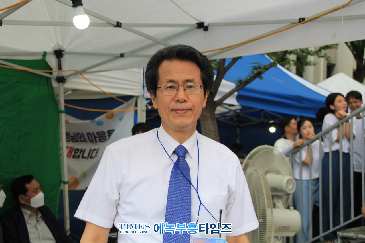 동성애 반대 국민대회, 크로스로드 이사장 정성진 목사 “왜 소돔이 되려하는가?” 라는 설교로 동성애의 패악성 지적해.