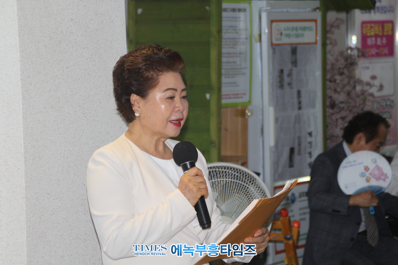 지역사회에 “떡과 복음”을 실천하는 보아스교회 경로잔치 열다.