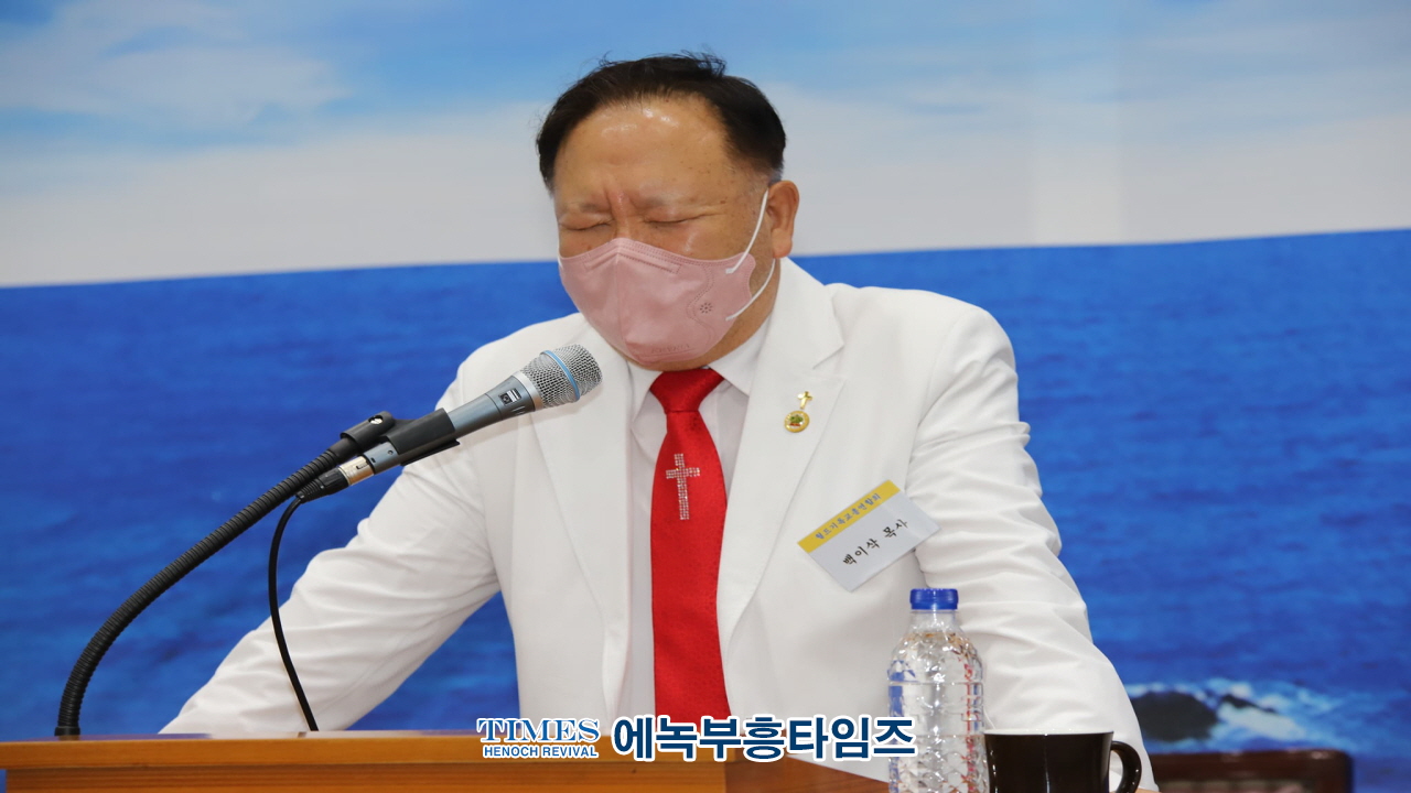월기총 특별총회 및 CWC 언론부흥사회 세미나와 부부수련회 가져.