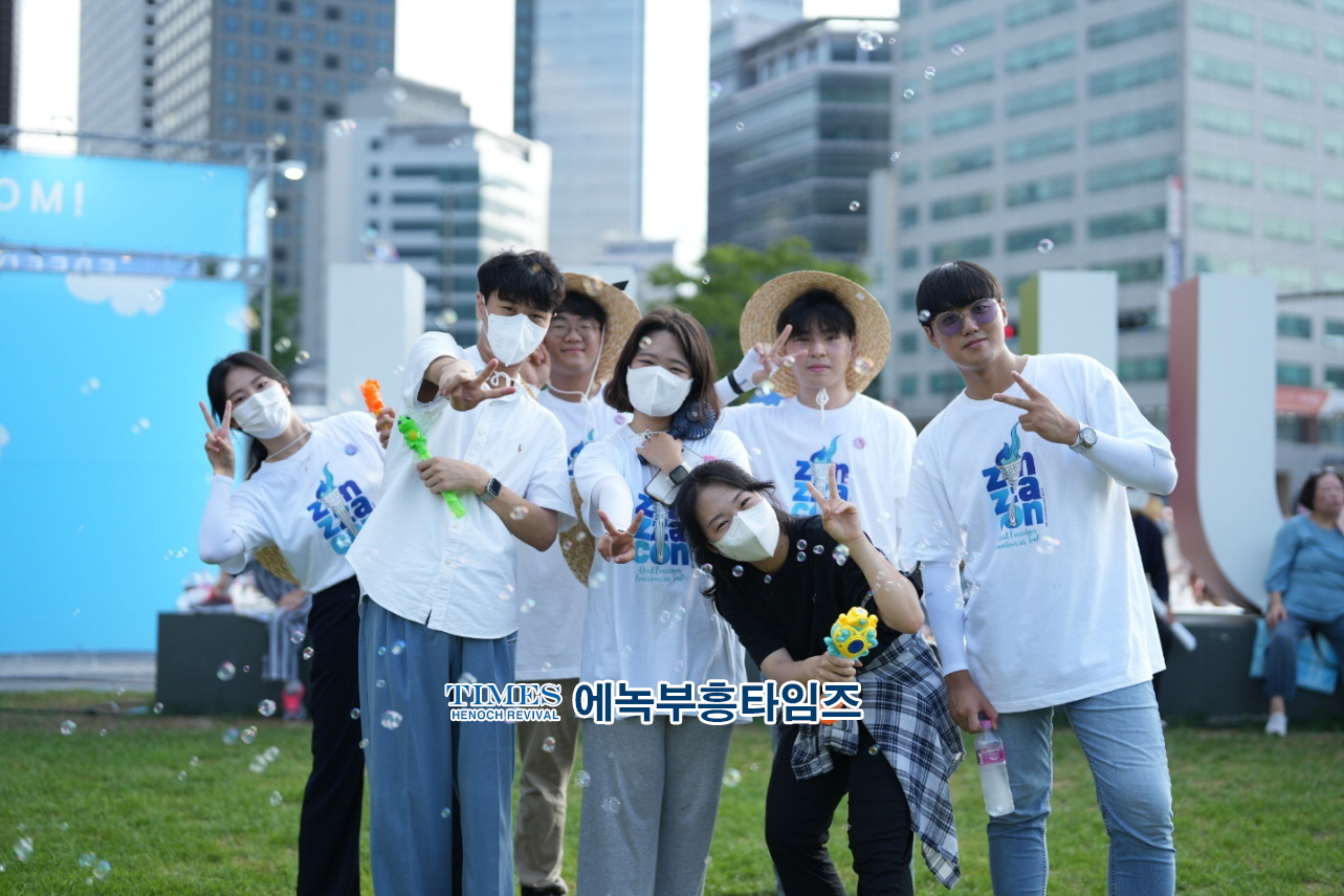 전청연 주최, 1만 2030 청년문화 페스티벌 Freedom Concert(진짜콘) 서울시청 광장에서 성황리에 마쳐.