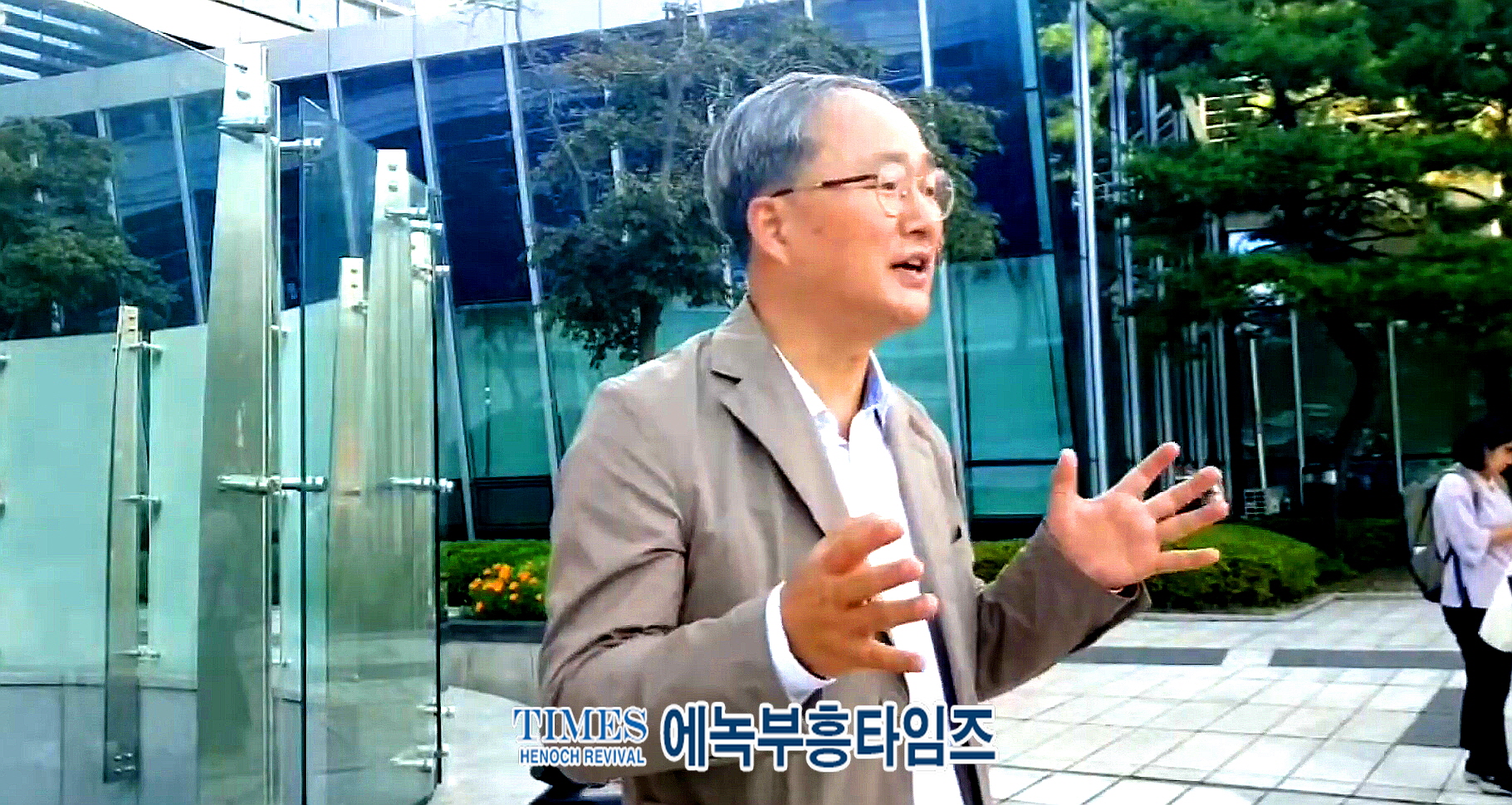 클린 행동 옥은호 공동대표, 서울 행정법원앞에서 양산사저 경호구역 300m 집행정지 가처분 소송 기자회견 가져.