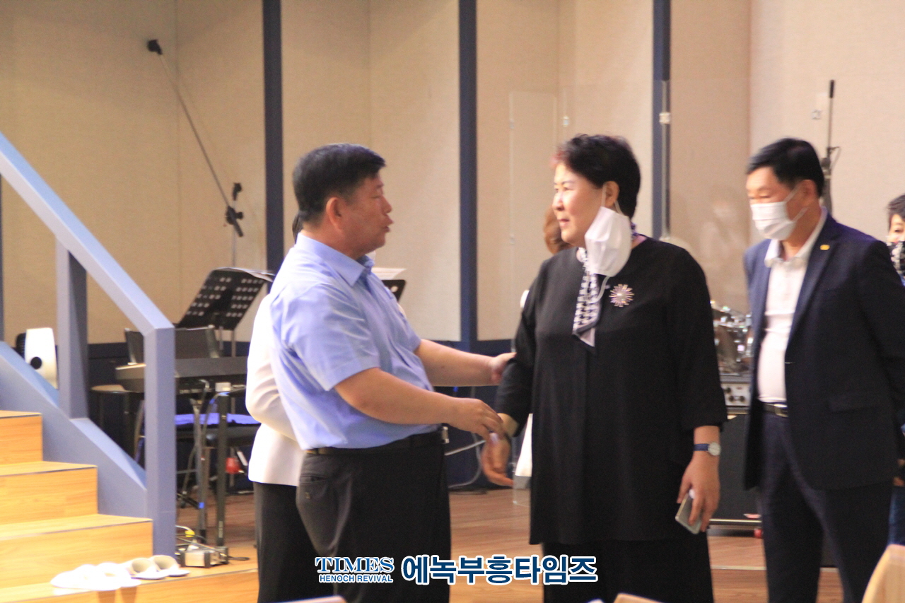 충헌순복음교회 창립21년 기념감사 예배 및 두배부흥전도 축제를 위한 치유부흥성회를 열어