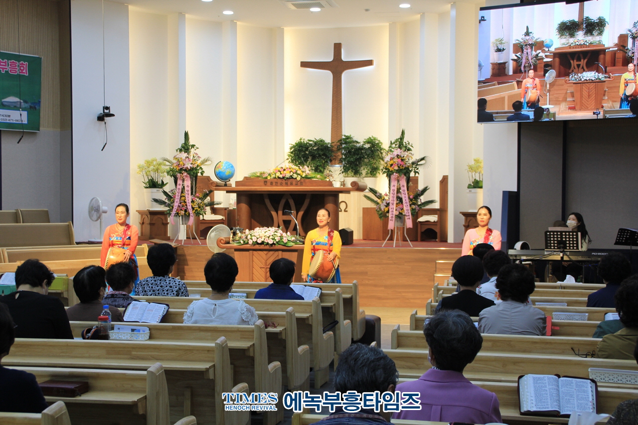 충헌순복음교회 창립21년 기념감사 예배 및 두배부흥전도 축제를 위한 치유부흥성회를 열어