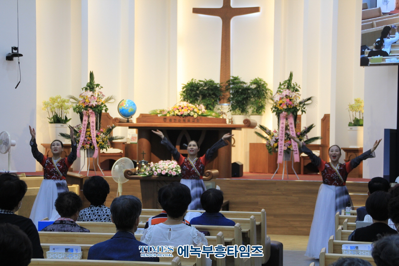 충헌순복음교회 창립21년 기념감사 예배 및 두배부흥전도 축제를 위한 치유부흥성회를 열어
