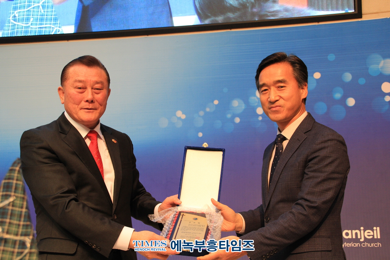오산시기독교총연합회 신년감사예배와 신상철 목사 대표회장 취임식 가져.