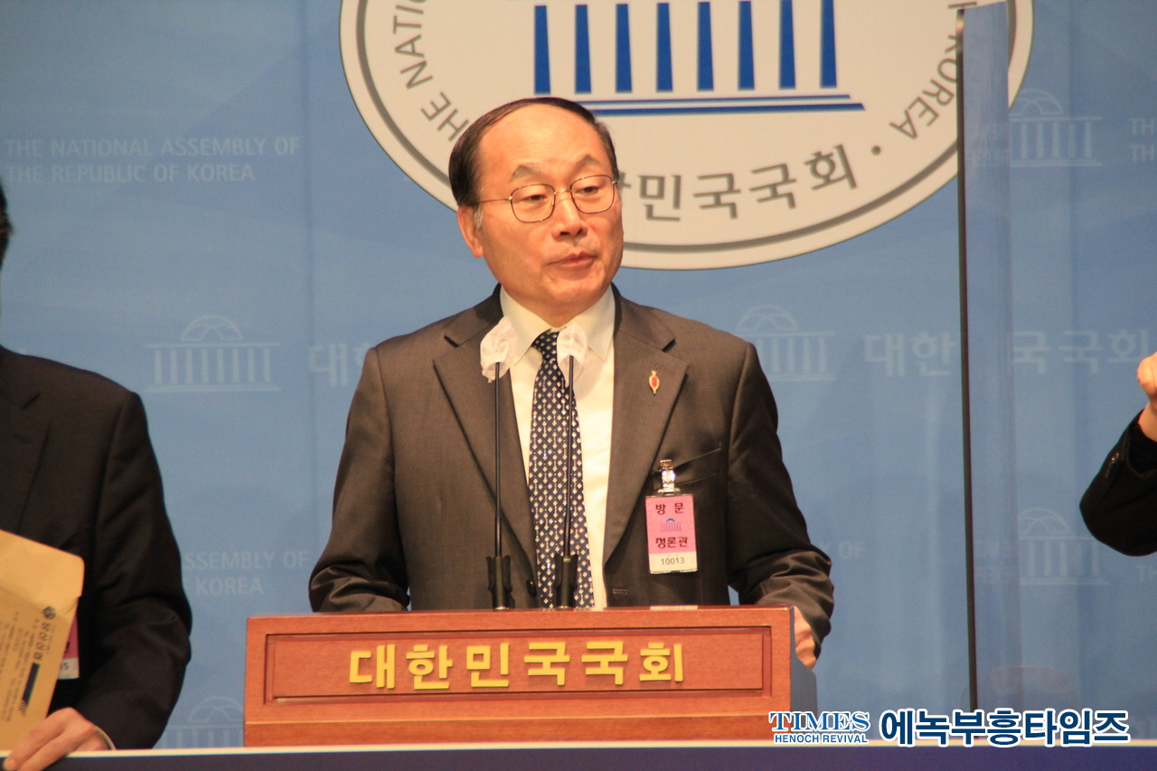 김상훈 국회의원 주최 수기총등 1200여 기독단체들 국회소통관서 기자회견 통해 MBC, KBS, SBS의 기독교 모독, 동성애 선전노래 방송 적합 판정 철회치 않을시 기독교의 매서운 항의에 부딪칠 것.