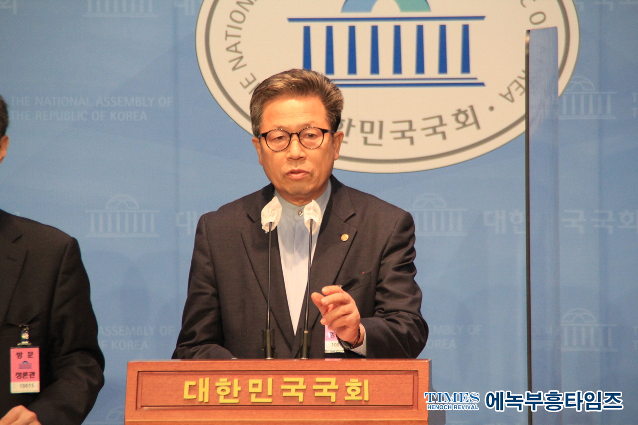 김상훈 국회의원 주최 수기총등 1200여 기독단체들 국회소통관서 기자회견 통해 MBC, KBS, SBS의 기독교 모독, 동성애 선전노래 방송 적합 판정 철회치 않을시 기독교의 매서운 항의에 부딪칠 것.
