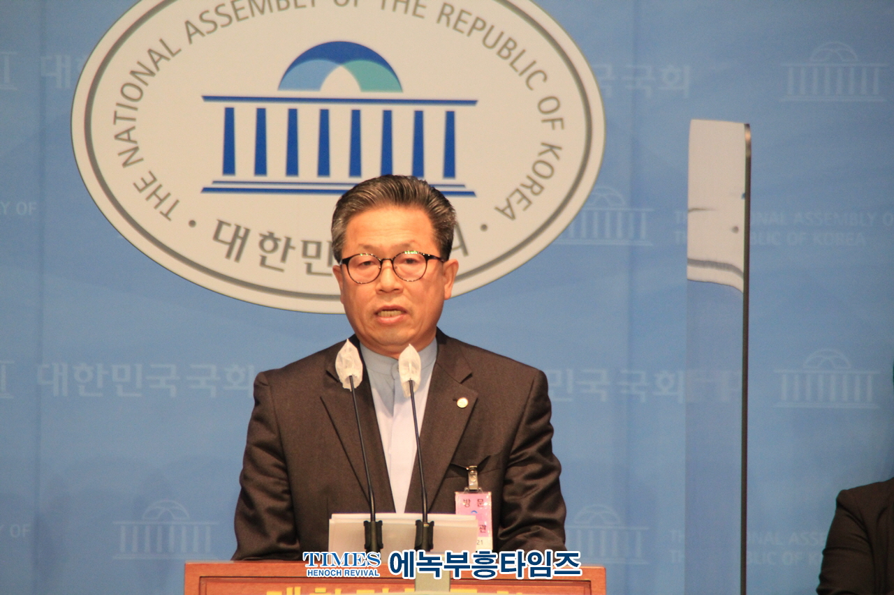 국민 10명중 8명이 동성혼 반대함에도 헌법질서에 반한 동성결합의 건강보험 피부양자 자격을 인정한 서울고등법원 행정13부 3인 판사들을 강력히 규탄해.