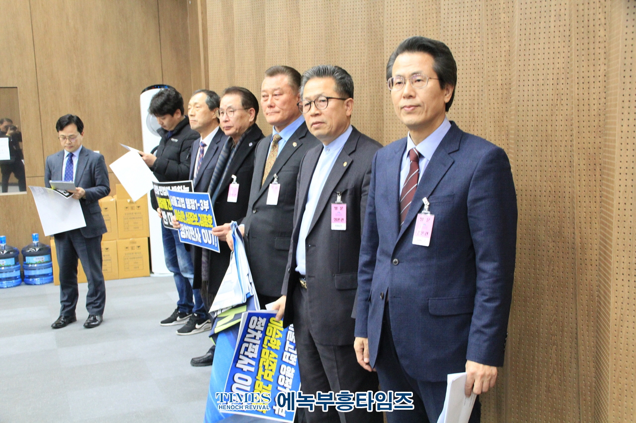국민 10명중 8명이 동성혼 반대함에도 헌법질서에 반한 동성결합의 건강보험 피부양자 자격을 인정한 서울고등법원 행정13부 3인 판사들을 강력히 규탄해.
