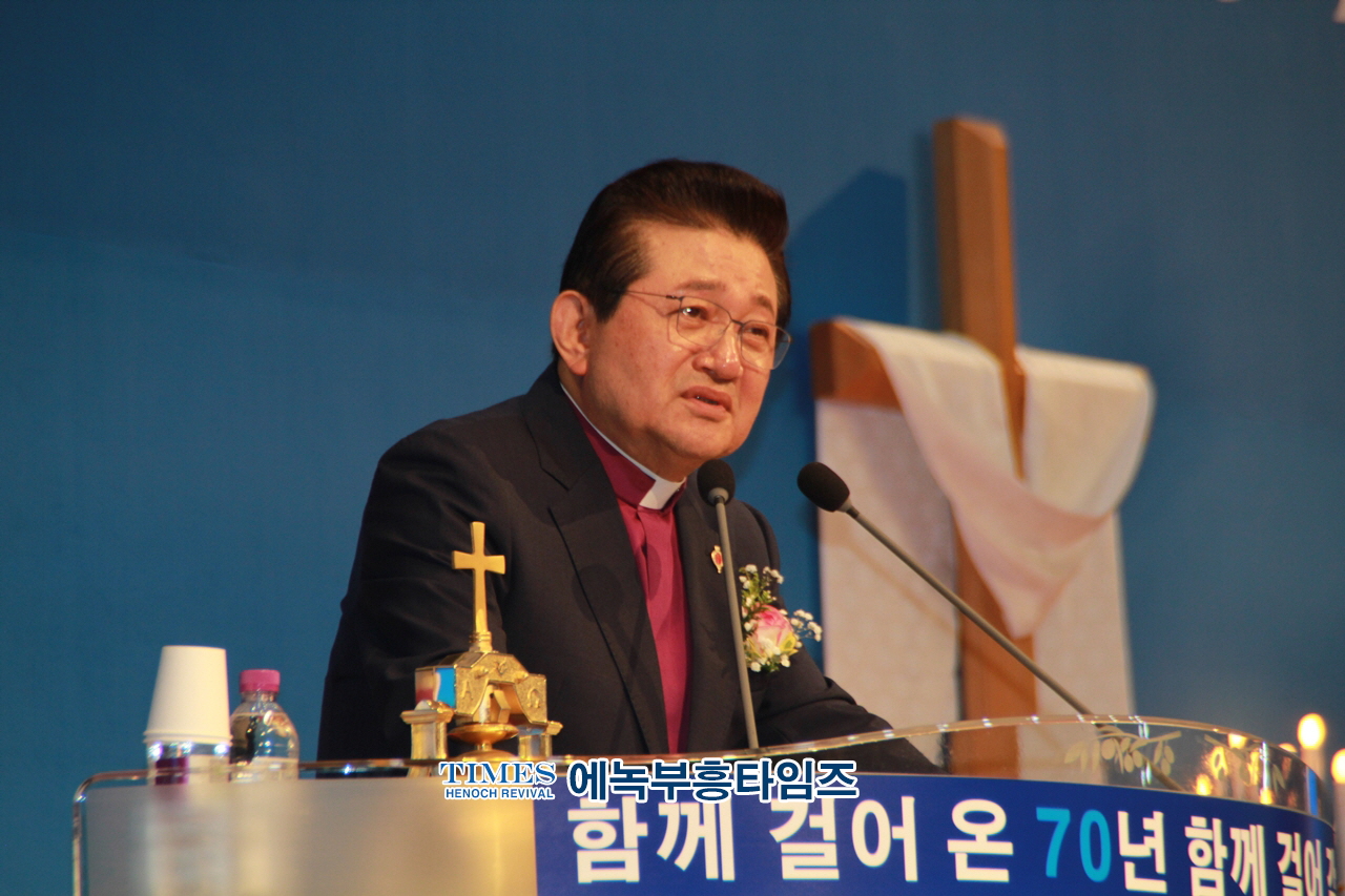 하늘꿈교회, 창립70주년 신용대 담임목사 성역40주년 감사예배 명예박사 학위수여식 및 은퇴 장로 찬하·취임, 권사임직식 가져.