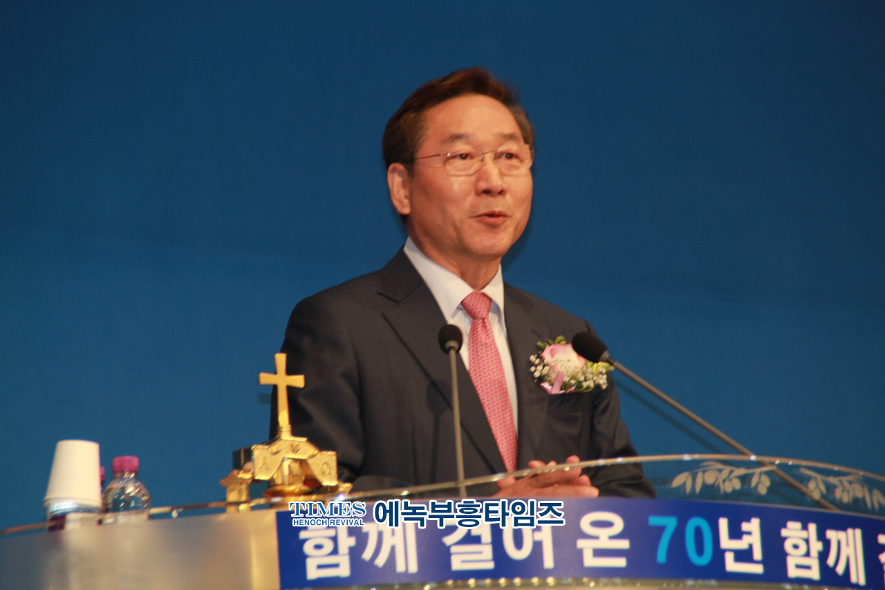 하늘꿈교회, 창립70주년 신용대 담임목사 성역40주년 감사예배 명예박사 학위수여식 및 은퇴 장로 찬하·취임, 권사임직식 가져.