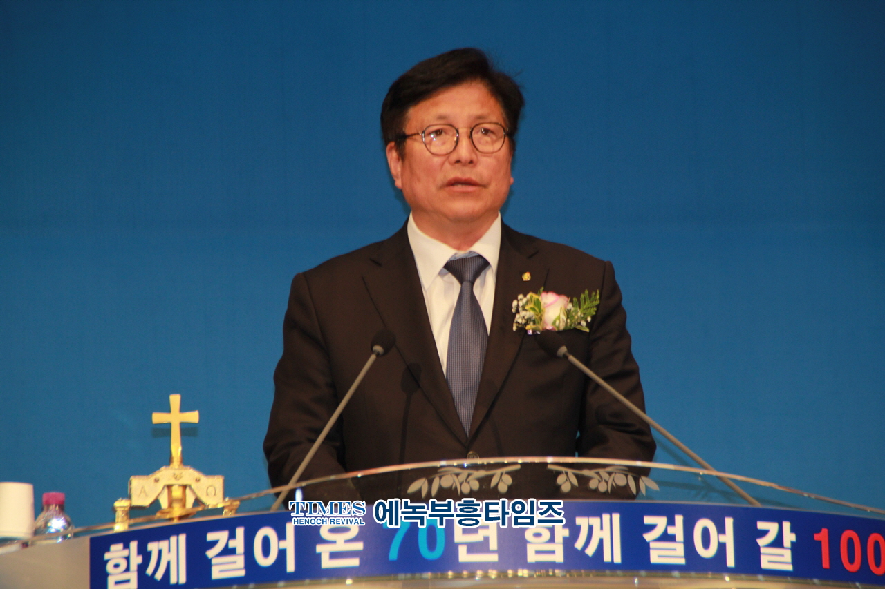 하늘꿈교회, 창립70주년 신용대 담임목사 성역40주년 감사예배 명예박사 학위수여식 및 은퇴 장로 찬하·취임, 권사임직식 가져.