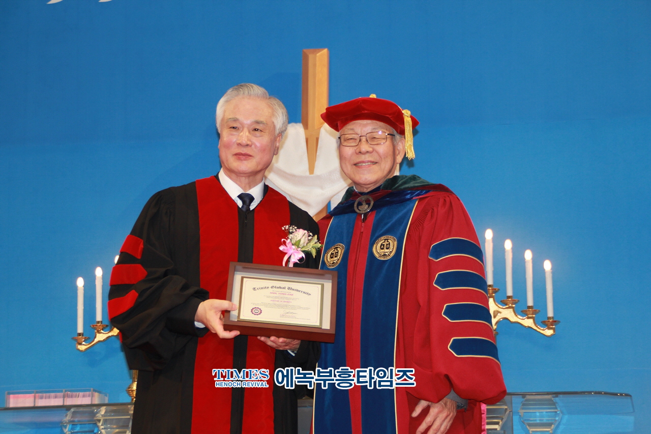 하늘꿈교회, 창립70주년 신용대 담임목사 성역40주년 감사예배 명예박사 학위수여식 및 은퇴 장로 찬하·취임, 권사임직식 가져.