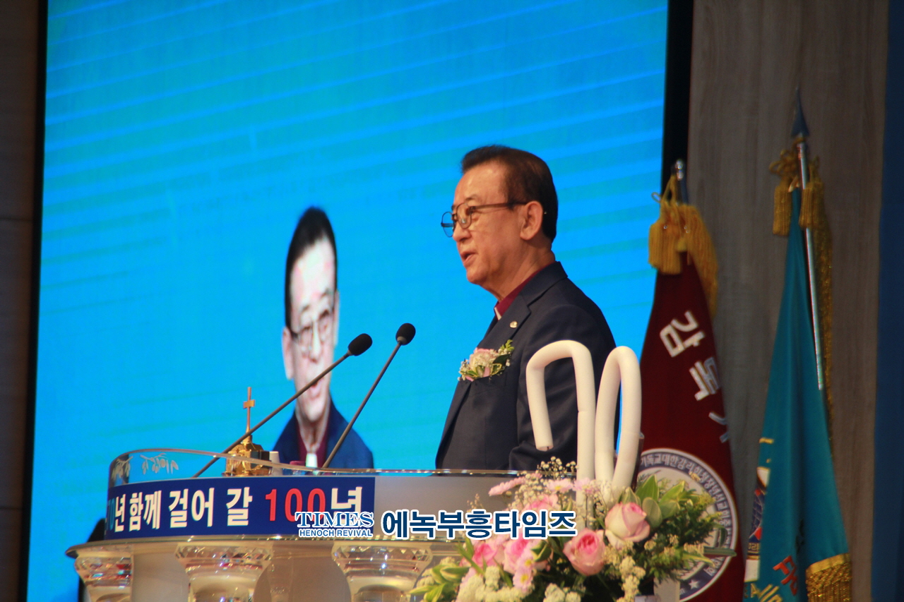 하늘꿈교회, 창립70주년 신용대 담임목사 성역40주년 감사예배 명예박사 학위수여식 및 은퇴 장로 찬하·취임, 권사임직식 가져.