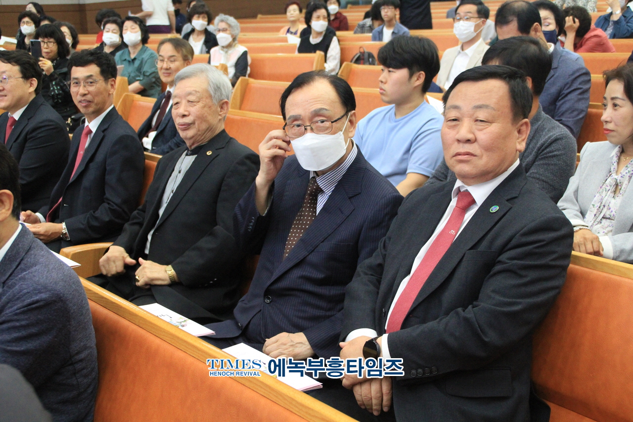 하늘꿈교회, 창립70주년 신용대 담임목사 성역40주년 감사예배 명예박사 학위수여식 및 은퇴 장로 찬하·취임, 권사임직식 가져.