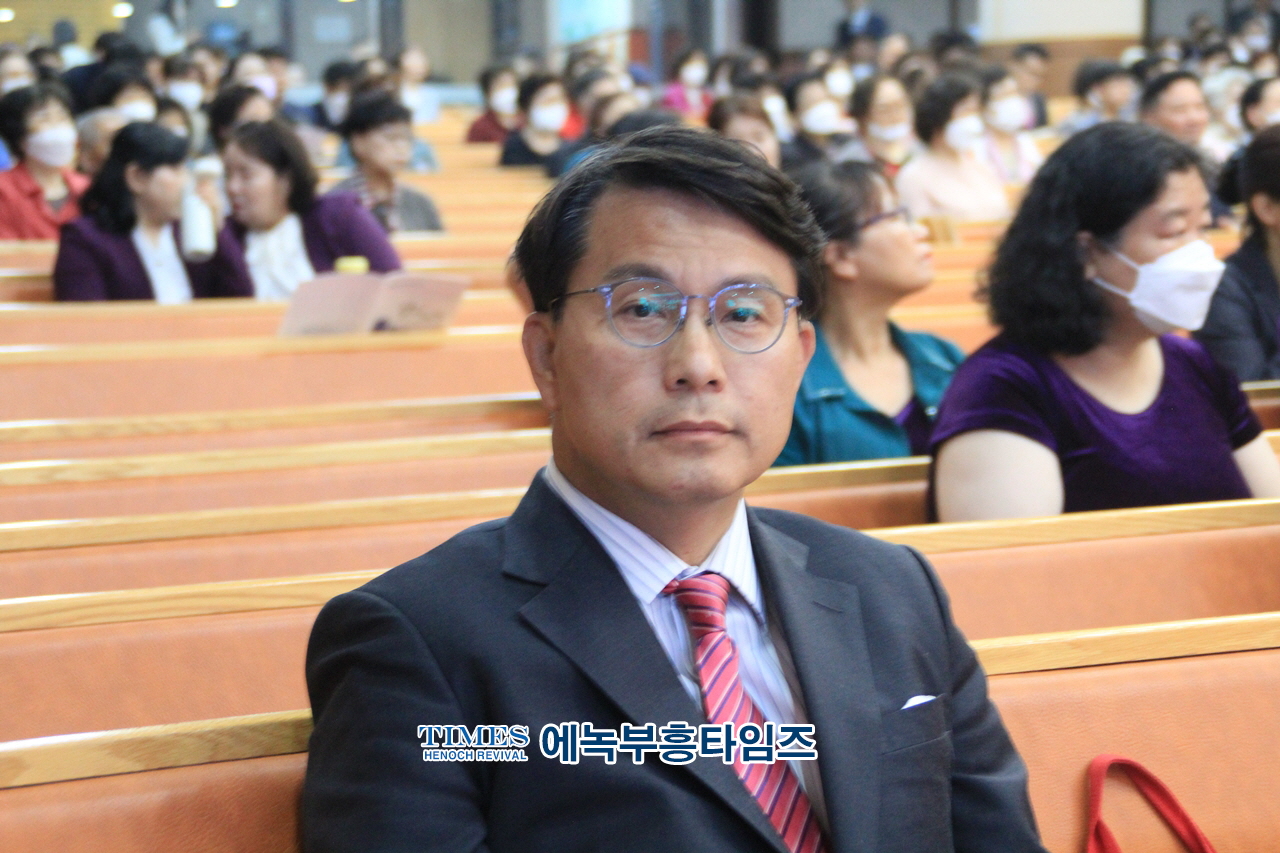 하늘꿈교회, 창립70주년 신용대 담임목사 성역40주년 감사예배 명예박사 학위수여식 및 은퇴 장로 찬하·취임, 권사임직식 가져.