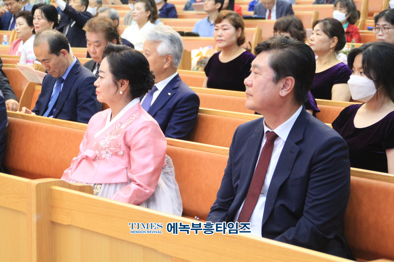 하늘꿈교회, 창립70주년 신용대 담임목사 성역40주년 감사예배 명예박사 학위수여식 및 은퇴 장로 찬하·취임, 권사임직식 가져.