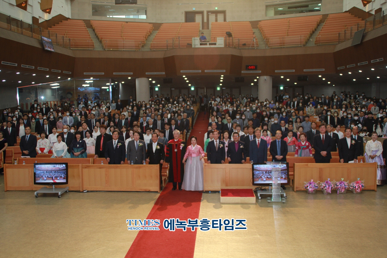 하늘꿈교회, 창립70주년 신용대 담임목사 성역40주년 감사예배 명예박사 학위수여식 및 은퇴 장로 찬하·취임, 권사임직식 가져.