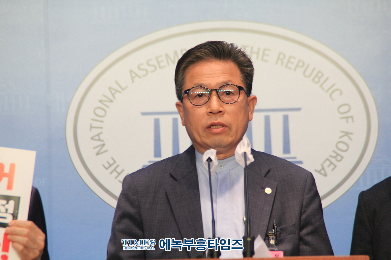수기총, 서기총, 경기총, 통합국민대회 외 1200개 시민단체 국회소통관에서 생활동반자법 철회 촉구 기자회견을 가졌다.