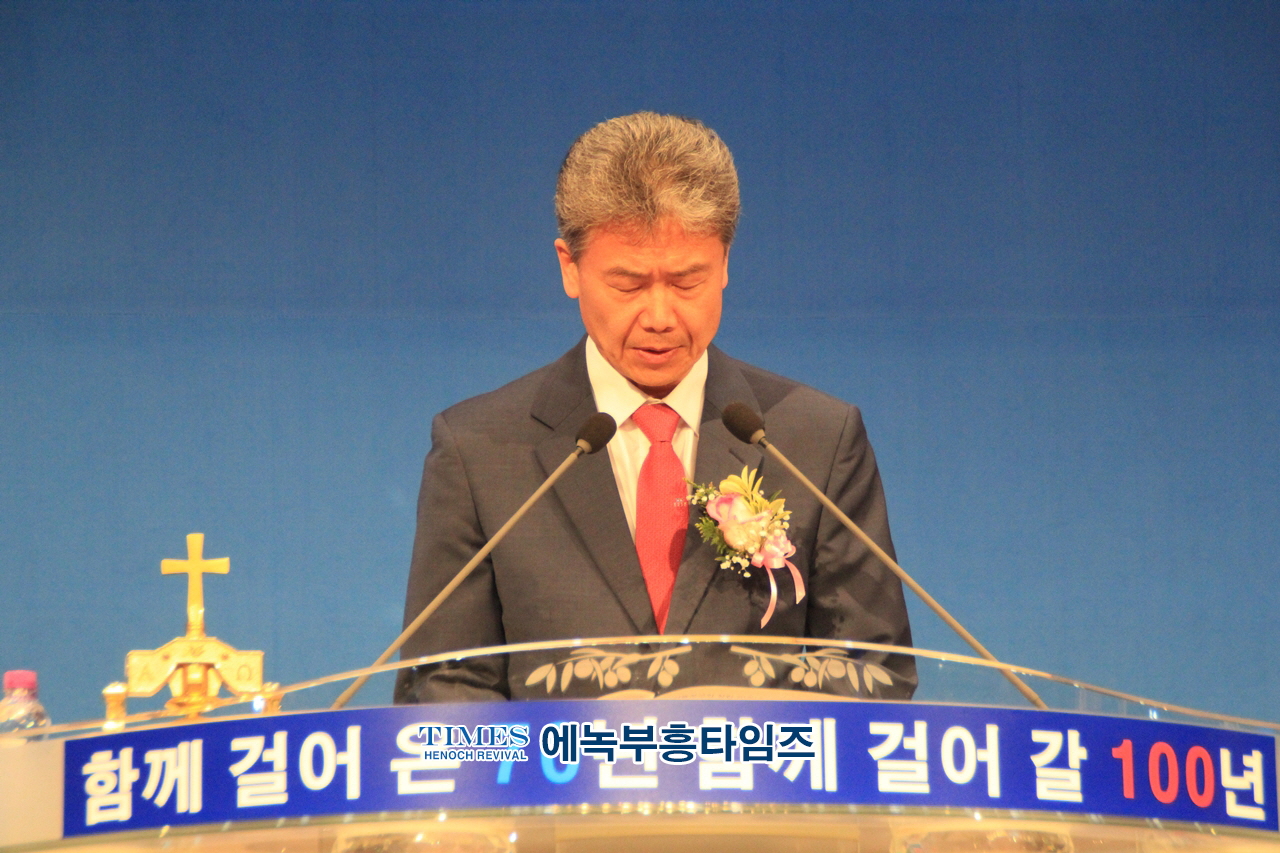 하늘꿈교회, 창립70주년 신용대 담임목사 성역40주년 감사예배 명예박사 학위수여식 및 은퇴 장로 찬하·취임, 권사임직식 가져.
