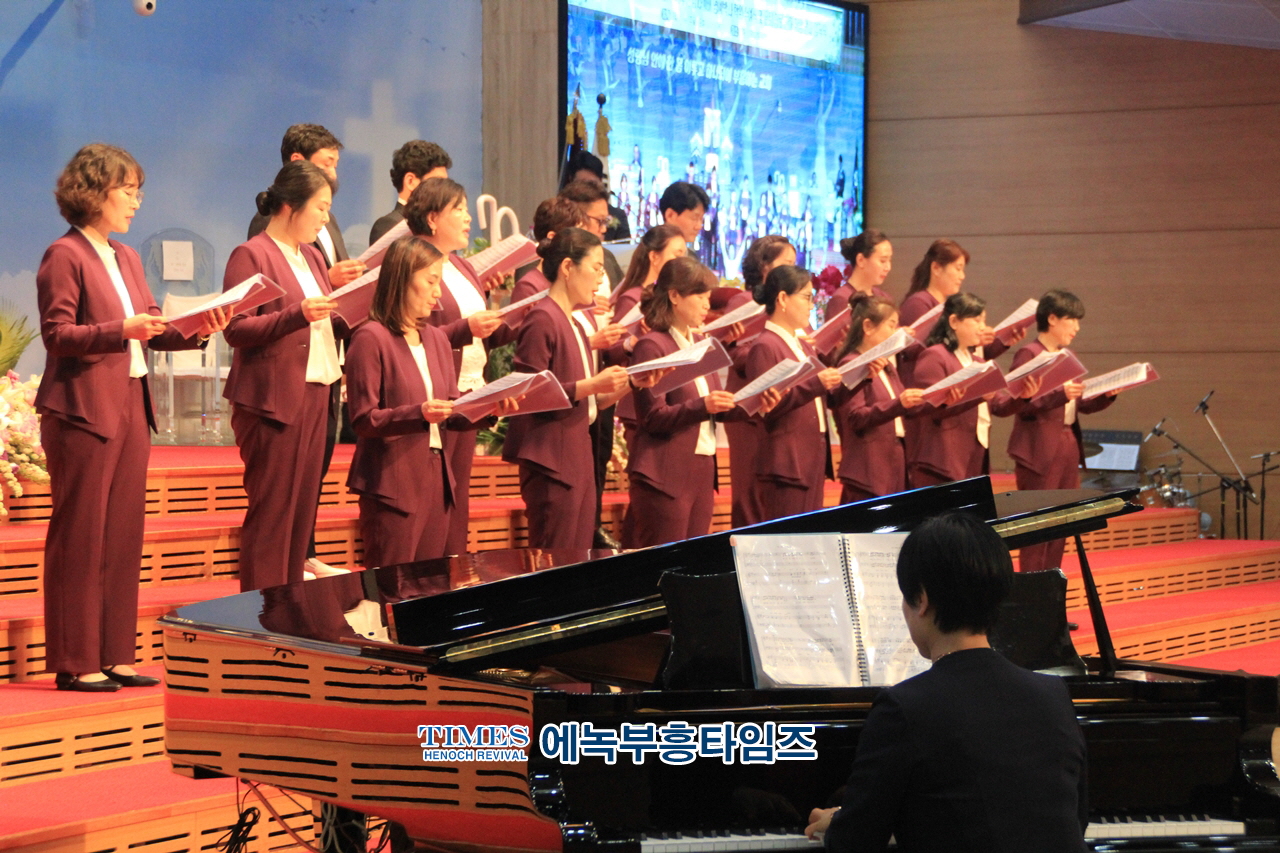 하늘꿈교회, 창립70주년 신용대 담임목사 성역40주년 감사예배 명예박사 학위수여식 및 은퇴 장로 찬하·취임, 권사임직식 가져.