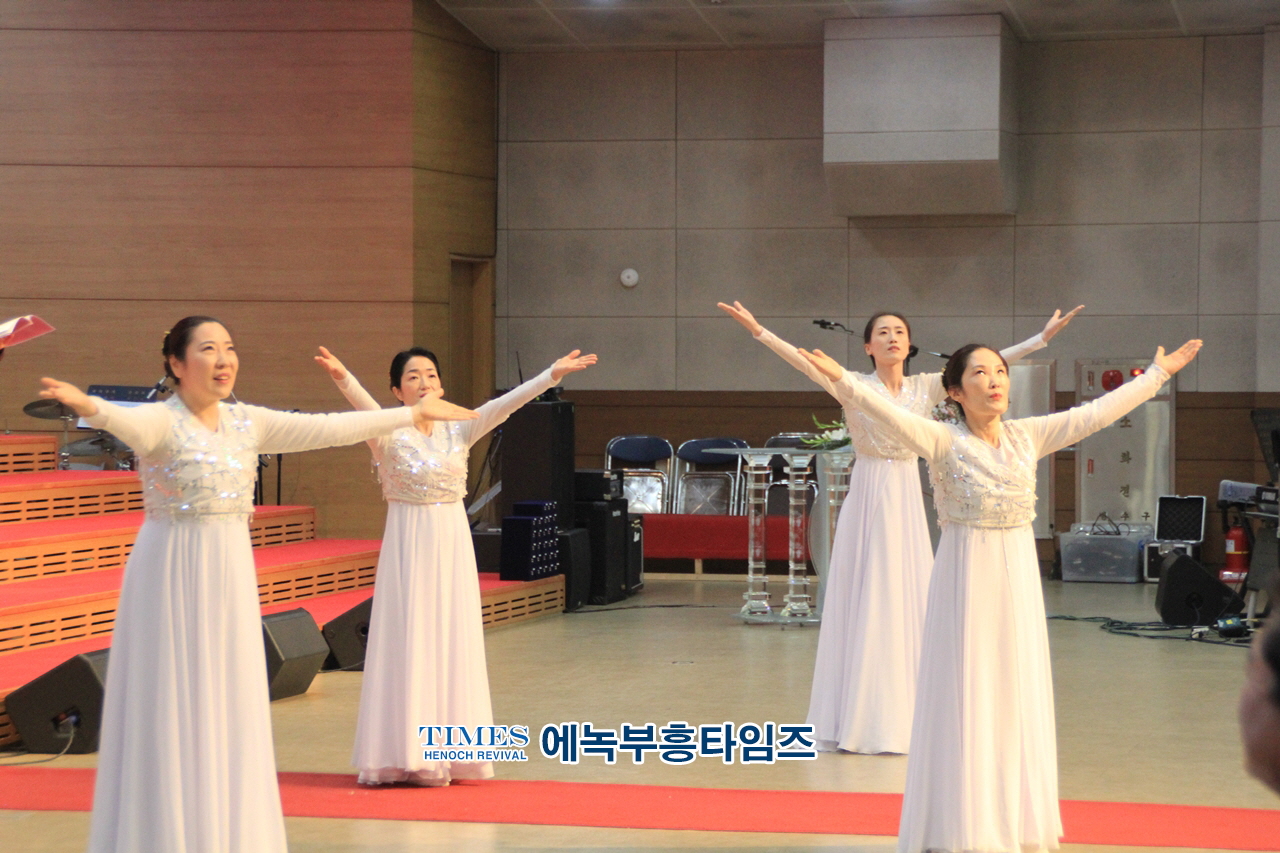 하늘꿈교회, 창립70주년 신용대 담임목사 성역40주년 감사예배 명예박사 학위수여식 및 은퇴 장로 찬하·취임, 권사임직식 가져.