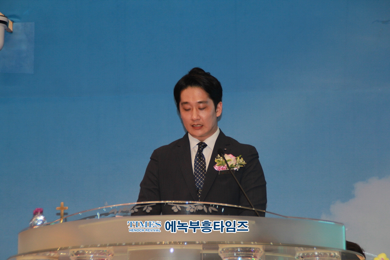 하늘꿈교회, 창립70주년 신용대 담임목사 성역40주년 감사예배 명예박사 학위수여식 및 은퇴 장로 찬하·취임, 권사임직식 가져.