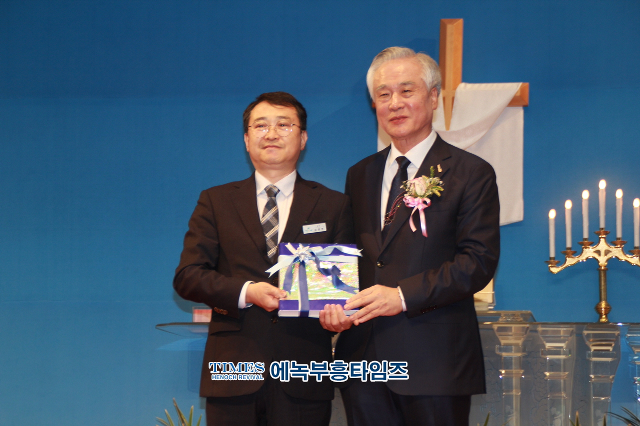 하늘꿈교회, 창립70주년 신용대 담임목사 성역40주년 감사예배 명예박사 학위수여식 및 은퇴 장로 찬하·취임, 권사임직식 가져.